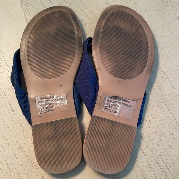 TORRID Women's Blue Eyelet Flip Flops Sandals 8ww extra wide width Slip On - Picture 6 of 8